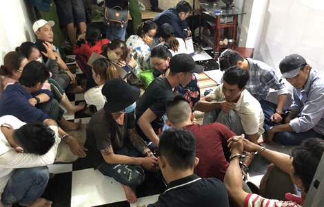Không chấp hành giãn cách xã hội, 22 đối tượng tụ tập đánh bài ăn tiền