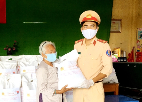 Những phần quà ấm lòng người giữa mùa dịch bệnh 