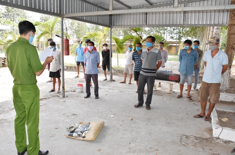 Xóa sổ trường gà giữa mùa dịch, tạm giữ gần 130 triệu đồng