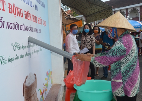 Cây ATM gạo đầu tiên hỗ trợ người nghèo ở Sóc Trăng 