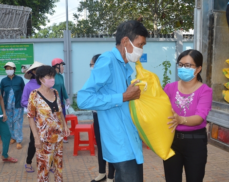 Một nhà hảo tâm hỗ trợ 60 tấn gạo cho người nghèo Sóc Trăng