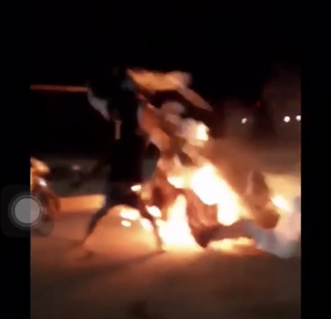 Xe máy cháy đùng đùng vì chiếc đèn từ trên trời rơi xuống