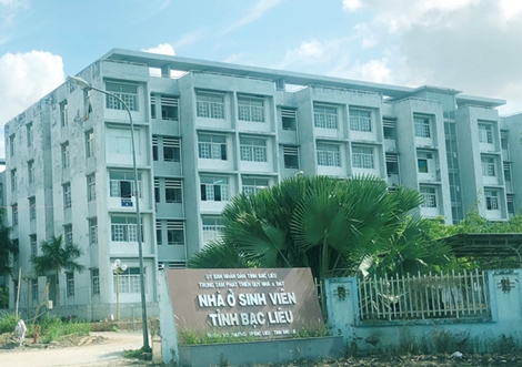 Một bệnh nhân mắc COVID-19 được chuyển lên tuyến trên điều trị