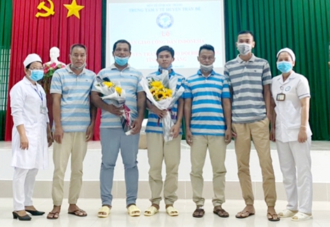 Bàn giao 5 thủy thủ người Indonesia gặp nạn trên biển Sóc Trăng