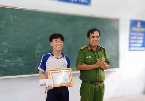 Khen thưởng học sinh lớp 8 dũng cảm bắt trộm