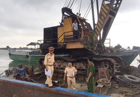 Triệt phá vụ khai thác cát trái phép cực lớn trên sông Tiền