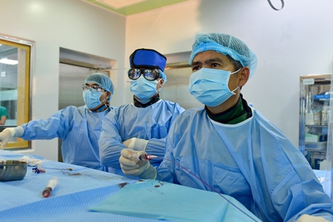 Cứu sống bé gái 10 tuổi đột quỵ khi đang ở lớp học