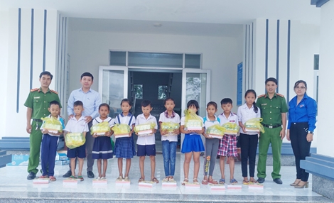 Thắp sáng đường quê thị xã ven biển Vĩnh Châu