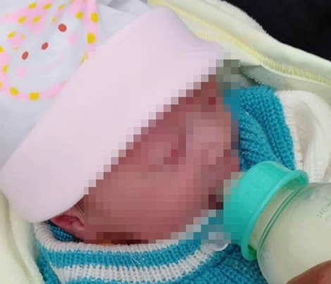 Bé trai sơ sinh bị bỏ rơi trên ghế đá giữa đêm khuya