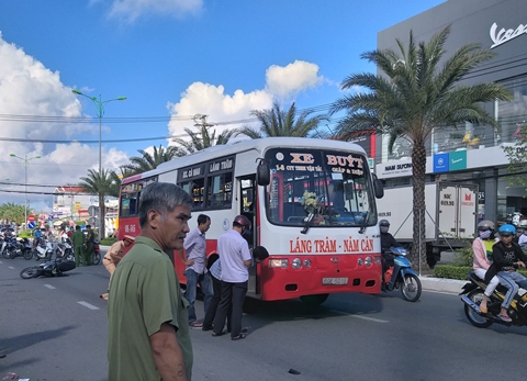 Cụ ông 80 tuổi tử vong dưới gầm xe buýt