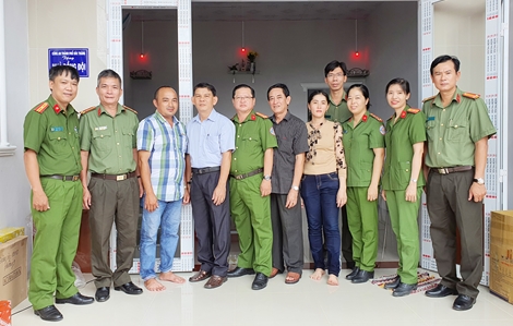 Bàn giao nhà nghĩa tình đồng đội