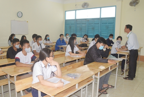 Thí sinh ở Sóc Trăng đến làm thủ tục dự thi 