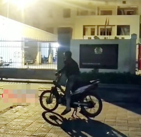 Mang xe đến trước Phòng CSGT nẹt pô khiêu khích