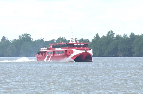 Nỗi ám ảnh hai bên bờ sông Hậu khi tàu cao tốc chạy qua