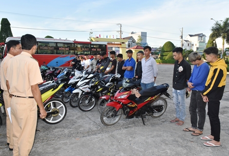 Bắt quả tang nhóm "trẻ trâu" tụ tập đua xe trái phép