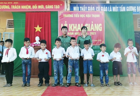 Nhiều phần quà ý nghĩa tặng học sinh nghèo ngày khai giảng 