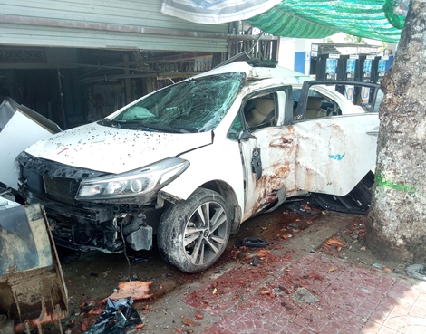 Xe du lịch lao lên vỉa hè, 5 người bị thương