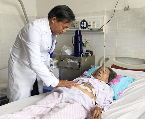 Cụ bà U90 bị 3 thoát vị hoành hiếm gặp 