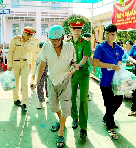 Tuổi trẻ Công an Sóc Trăng hành quân về nguồn hoạt động an sinh xã hội