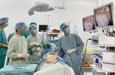 Lấy khối u nặng 3kg ra khỏi người cụ bà 93 tuổi