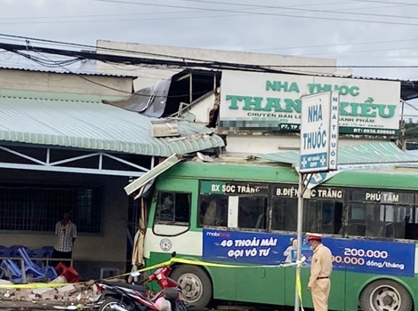 Xe buýt lao vào nhà thuốc ở Sóc Trăng 
