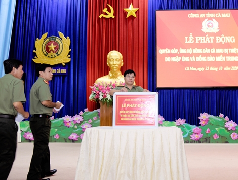 Công an Cà Mau quyên góp trên 700 triệu đồng ủng hộ đồng bào bị thiên tai