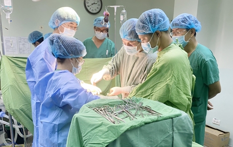 Huy động 20 bác sỹ cứu sống bệnh nhân bị xe container cán qua người 