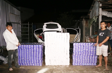 Bắt quả tang 2 đối tượng vận chuyển trên 10.000 bao thuốc lậu