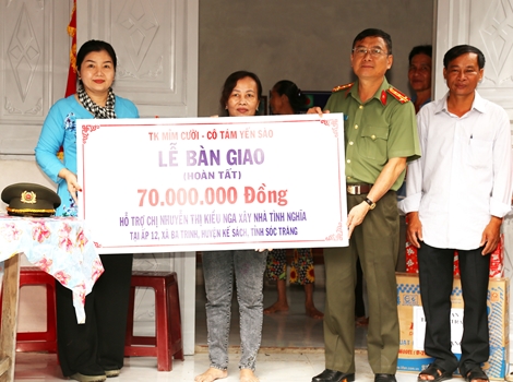 Công an tỉnh Sóc Trăng bàn giao nhà tình thương 19/8