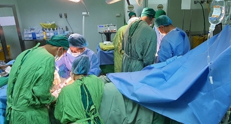 Người đàn ông bị máy cưa chém đứt gần lìa cổ tay, cổ chân 