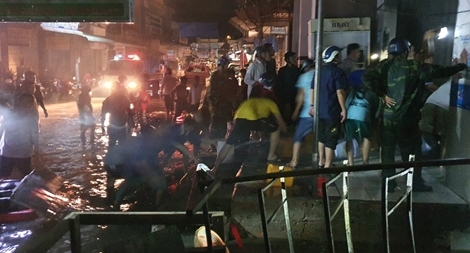 Cháy cửa hàng kim khí điện máy ở chợ Năm Căn