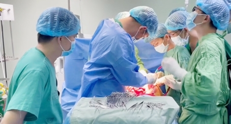  15 bác sỹ cùng lúc cứu bệnh nhân bị đâm xuyên bụng