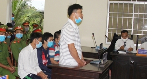 Nhóm thương lái trộm tôm ở Cà Mau hầu tòa 