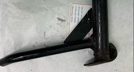 (Hi hữu) Cô gái bị chân chống xe máy đâm vào mông