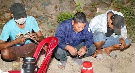 Bắt quả tang vụ khai thác đất mặt trái phép ở Sóc Trăng