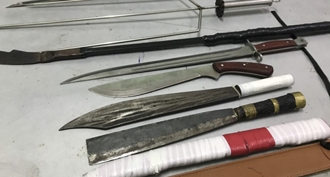 Thu nhiều hung khí trong nhà trọ, ngăn chặn kịp thời vụ hỗn chiến