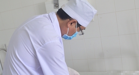 Suýt mất mạng do tai nạn đứt đôi khí quản