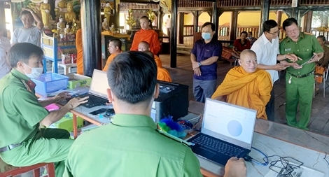 Xuyên đêm cấp căn cước công dân cho đồng bào Khmer