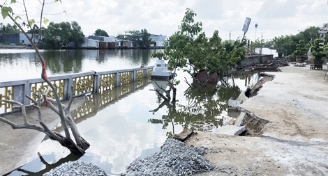 Bờ kè dài hơn 60m bị sạt lở trong đêm