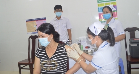 Tiêm vắc-xin phòng COVID-19 cho nhân viên y tế tuyến đầu chống dịch 