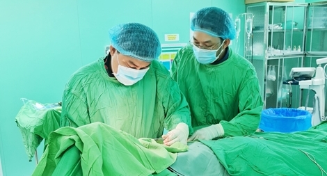 Đặt thành công máy tạo nhịp tim cho cụ ông 100 tuổi mắc nhiều bệnh