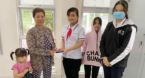 3 học sinh lớp 6 trả lại của rơi nhặt được 