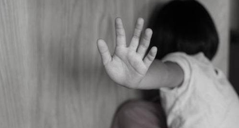 Phẫn nộ kiểu hành hạ tàn ác của người cha dượng với đứa trẻ 6 tuổi