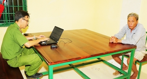 Bé gái 12 tuổi bị cha dượng giở trò đồi bại