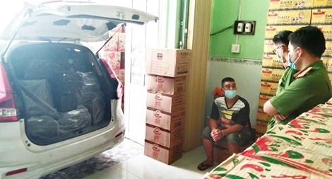 Bắt quả tang vụ tàng trữ trên 22.000 bao thuốc lá lậu 