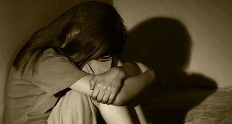 Cha dượng xâm hại tình dục con riêng của vợ