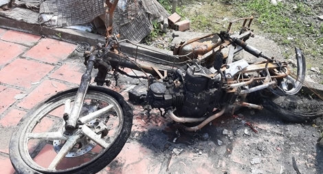 Một gia đình thoát chết nghi bị phóng hỏa lúc nửa đêm