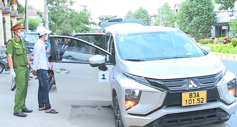 Bắt ma túy, phát hiện súng ngắn 