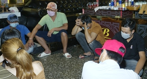 Mang theo súng tụ tập sử dụng ma túy giữa mùa dịch 