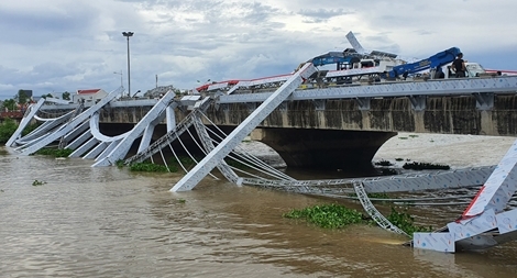 Sập toàn bộ lan can trang trí cầu Maspero ở Sóc Trăng